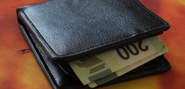 Άνεργη βρήκε και παρέδωσε πορτοφόλι με 1.500 ευρώ