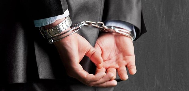 Χειροπέδες σε απατεώνα με λεία 440.000 ευρώ