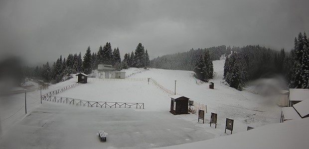 Xειμωνιάτικο σκηνικό με χιόνια στα ορεινά 