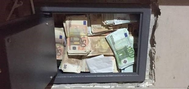 Το μυστικό χρηματοκιβώτιο «έκρυβε» 270.000 ευρώ