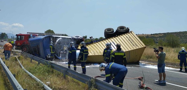 Ανατροπή νταλίκας στην εθνική Λάρισας - Βόλου 