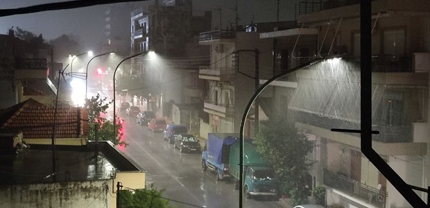 Πτώσεις δένδρων και διακοπή ηλεκτροδότησης στον Βόλο