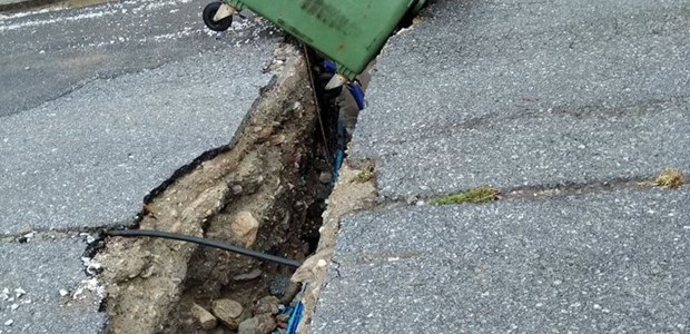 «Άνοιξε» η γη στη Νέα Αγχίαλο από την έντονη βροχή