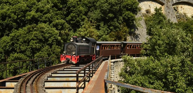 Βόλτα με το τρενάκι του Πηλίου (βίντεο)