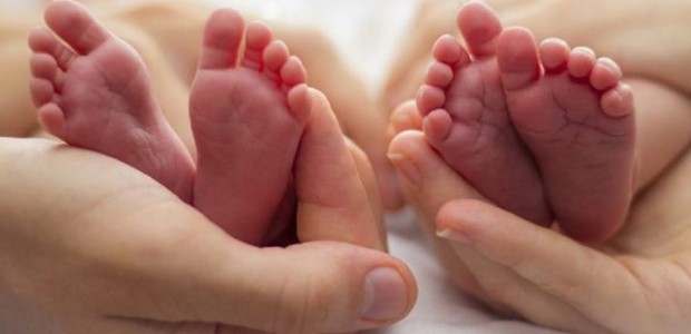 Δίδυμα η πρώτη γέννηση του 2020 (Βίντεο)