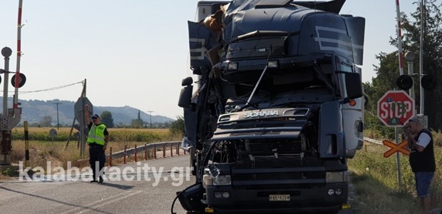 Σύγκρουση φορτηγών έξω από την Καλαμπάκα