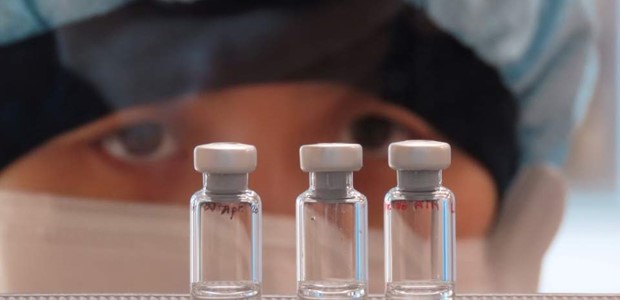 "Στην παραγωγή πριν λάβει έγκριση" το εμβόλιο της Οξφόρδης
