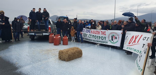 Τύρναβος: Έριξαν γάλα και άχυρο στο δρόμο 