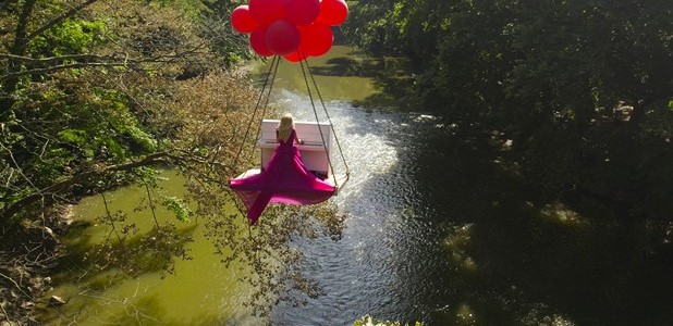 Απίστευτο θέαμα στα Τέμπη με ένα πιάνο στον αέρα! (video)