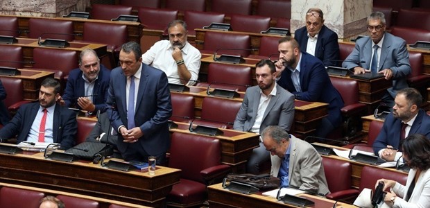 Άνω - κάτω οι «Σπαρτιάτες» στη Βουλή λόγω ...Κασιδιάρη