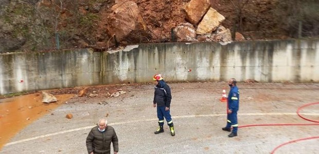 Κατολίσθηση στο δρόμο πριν τον Ελληνόπυργο 