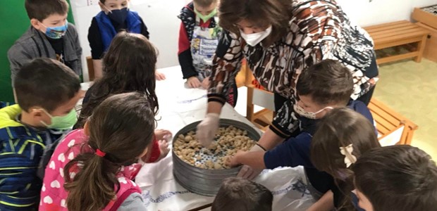 Τρίκαλα: Τα μικρά παιδιά μαθαίνουν να φτιάχνουν τραχανά 