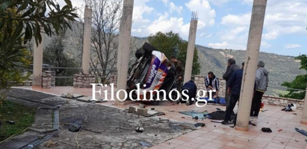 Αγωνιστικό αυτοκίνητο έπεσε σε αυλή σπιτιού 