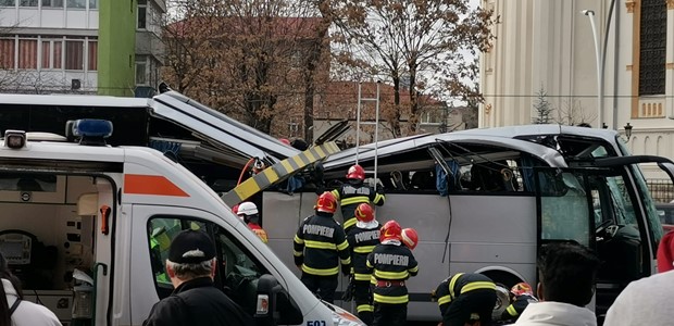 Η στιγμή της φονικής σύγκρουσης του λεωφορείου (video)