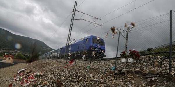 Η στιγμή που το Intercity περνά από το σημείο της τραγωδίας 