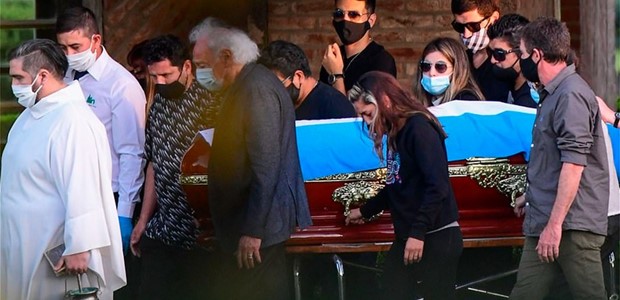 Μαραντόνα: Κηδεύτηκε το βράδυ της Πέμπτης