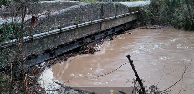 Φράκαρε το "γεφυράκι του Αργύρη" από τα φερτά υλικά 