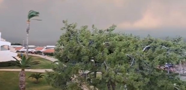 Καίγονται τρία ξενοδοχεία στην Ρόδο - Εκκενώσεις δια θαλάσσης
