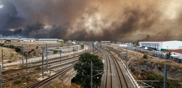 Ασπρόπυργος: Καίγονται εργοστάσια και αποθήκες 