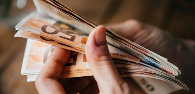 50χρονος βρήκε 2.500€ και τα παρέδωσε στην Αστυνομία 