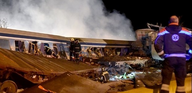 32 νεκροί, 85 τραυματίες από τη σύγκρουση τρένων