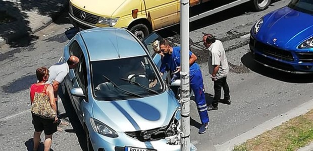 Αυτοκίνητο έπεσε σε κολόνα φωτισμού