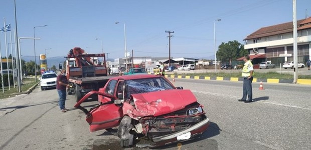 Σφοδρή σύγκρουση οχημάτων με έναν τραυματία 