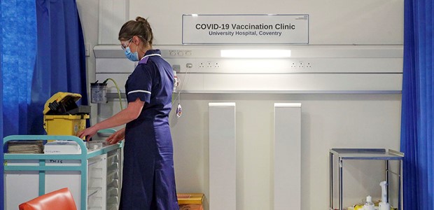Η Βρετανία προετοιμάζεται για τα πρώτα εμβόλια