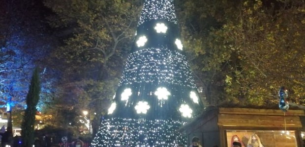 Λάρισα: Aναψε το Χριστουγεννιάτικο δέντρο
