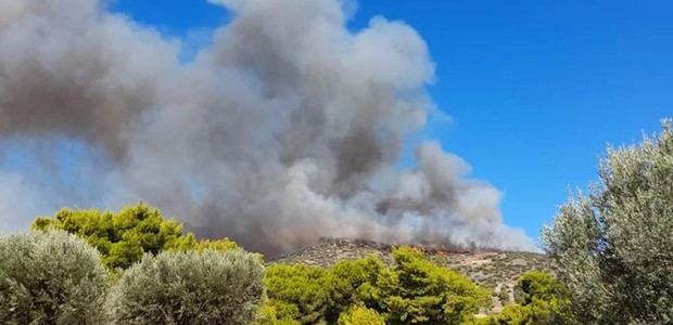 Φωτιά στον Δήμο Λαυρεωτικής - Κοντά σε σπίτια στην Κερατέα