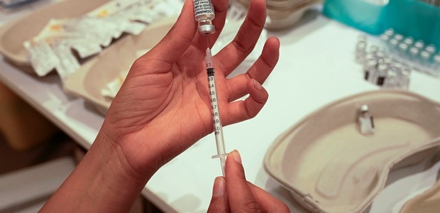 Πώς πείστηκαν οι διστακτικοί να στραφούν υπέρ των εμβολίων