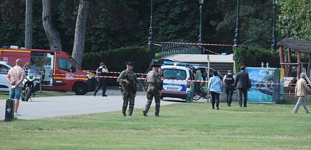 Άνδρας εισέβαλε σε παιδική χαρά και μαχαίρωσε παιδιά