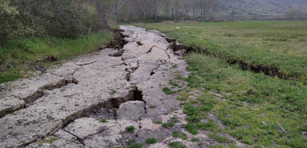 "Άνοιξε” η γη στο Κουτσόχερο από τους σεισμούς