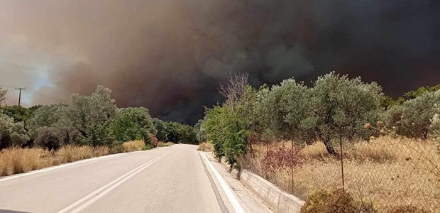 Ρόδος: Μαίνεται ανεξέλεγκτη η φωτιά