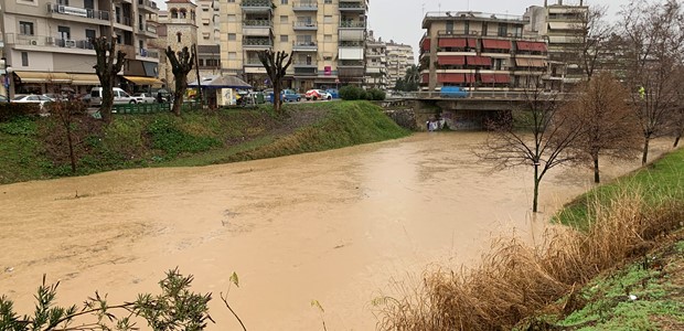 Ξεχείλισε ο Ληθαίος στο κέντρο της πόλης 