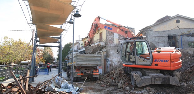 Kατεδαφίστηκε επικίνδυνο κτίριο δίπλα από το Αρχαίο Θέατρο