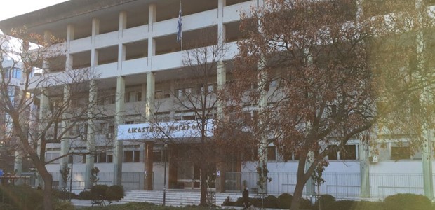 Λαρισαίος μετά το αυτόφωρο έκλεψε τσαντάκι με 1.400 ευρώ