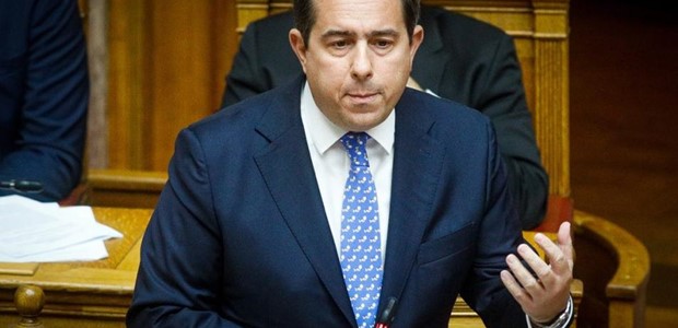 Μηταράκης για τους 92 γυμνούς μετανάστες «Ντροπή» 