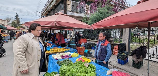 Στη λαϊκή αγορά της Νέας Σμύρνης ο Θωμάς Παπαλιάγκας 