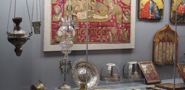 Μία πλούσια συλλογή ιερών σκευών και εικόνων