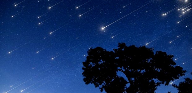 Περσείδες: Τα πεφταστέρια μαζί με την εντυπωσιακή πανσέληνο 