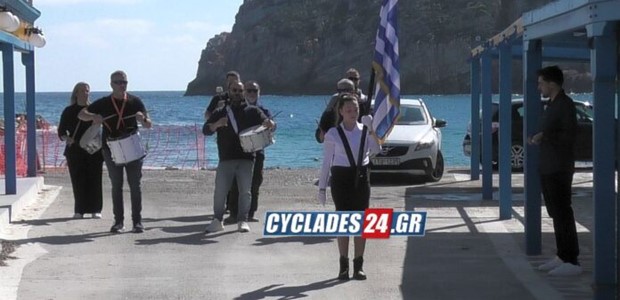 Αποθεώθηκε η μοναδική μαθήτρια με την ελληνική σημαία