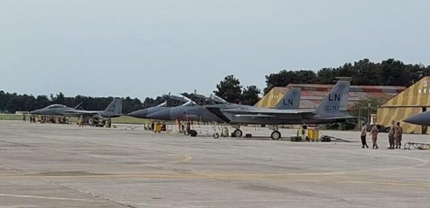 Προσγειώνονται αμερικανικά μαχητικά F-15