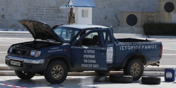 Αγρότης απειλούσε να ανατιναχθεί μπροστά στη Βουλή 