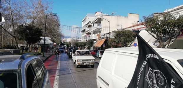 Με τα αγροτικά τους αυτοκίνητα διαμαρτυρήθηκαν οι αγρότες 