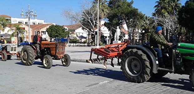 Διαμαρτυρία με τρακτέρ στον Παλαμά για άμεσες αποζημιώσεις  