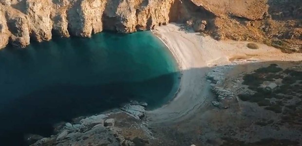 Η «κρυμμένη» παραλία της Εύβοιας που θυμίζει Σεϋχέλλες