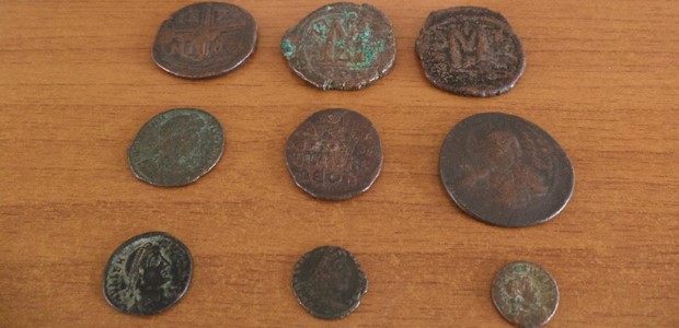 Έκρυβε 1.055 αρχαία νομίσματα μέσα σε… μπουκάλια νερού