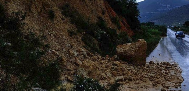 Καταπτώσεις βράχων στο ορεινό επαρχιακό δίκτυο 