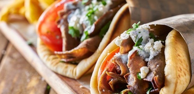 Ατελείωτες ουρές σε εστιατόριο για «greek gyros» αξίας 17 ευρώ